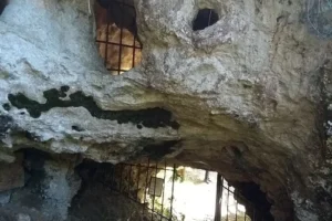 Acceso a la cueva del Buxu. Foto de CRxRA
