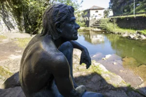 Estatua del Hombre Pez de Liérganes junto al río