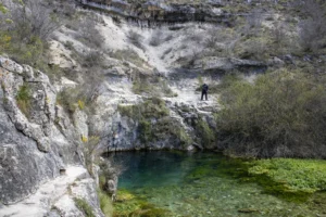 Aguas turquesas y cristalinas del Pozo Azul en Covanera, Burgos