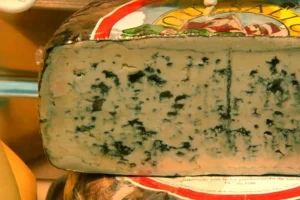 Medio queso de cabrales. (Foto de Tamorlan)