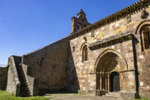 Entrada a la iglesia y escaleras que suben al campanario