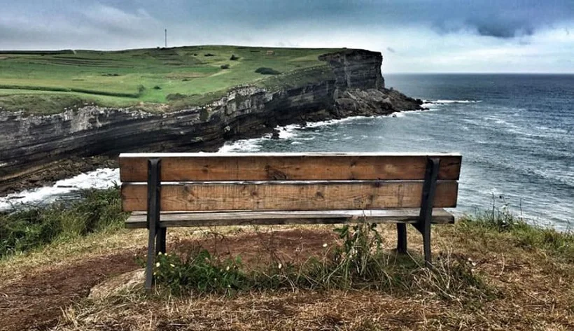 Banco del mirador del Acantilado El Bolao