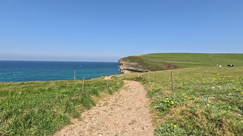 Camino hacia el acantilado El Bolao