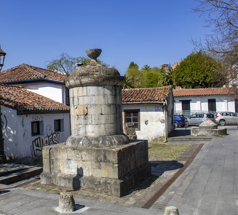 Fuente Oria y escudo de Comillas