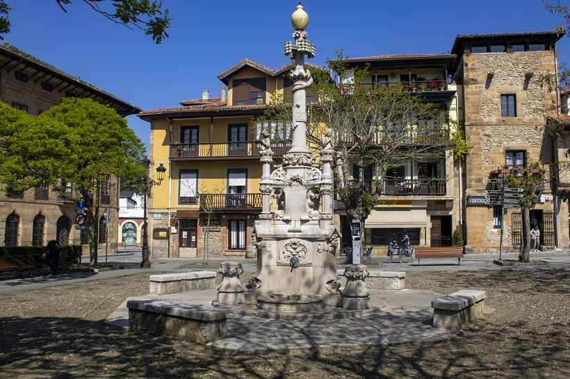 Plaza y Fuente de los Tres Caños