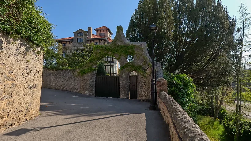 Puerta de los pájaros de Gaudí