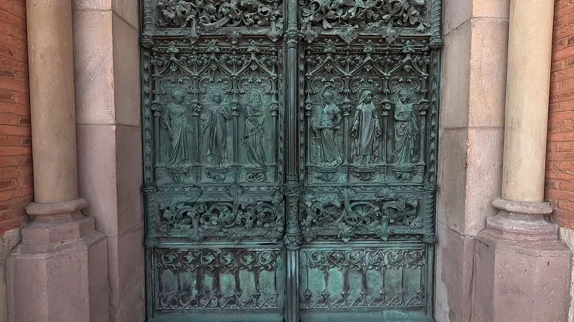 Universidad Pontificia de Comillas detalles puerta