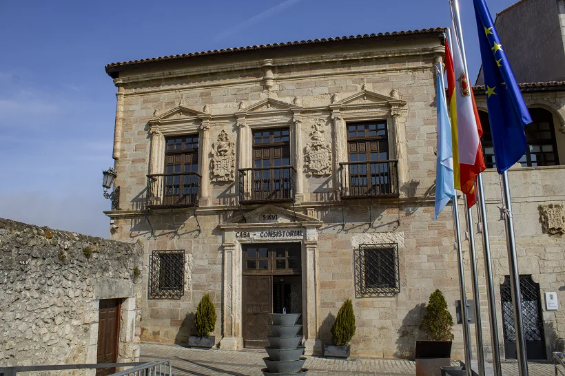 Palacio de la familia Corro y Ayuntamiento de San Vicente de la Barquera