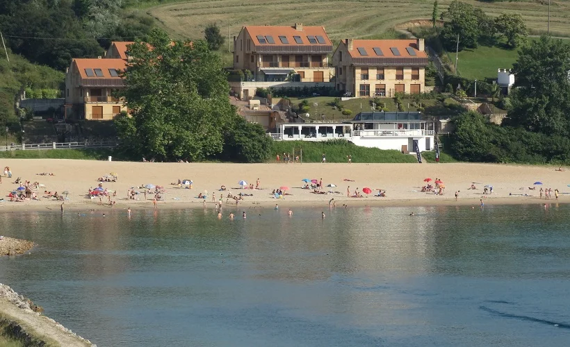 Playa de San Vicente de la Barquera (Wikimedia Commons - Nicolás Pérez)