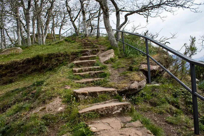 Escaleras de piedra que dan acceso al mirador de Santa Catalina