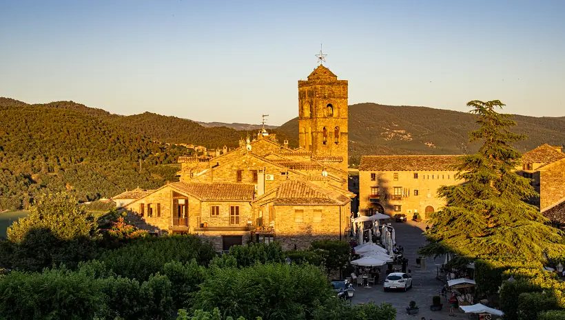 Iglesia de Santa María y Ayuntamiento de Aínsa al atardecer
