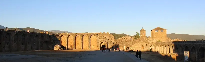 Castillo de Aínsa desde el patio de armas.