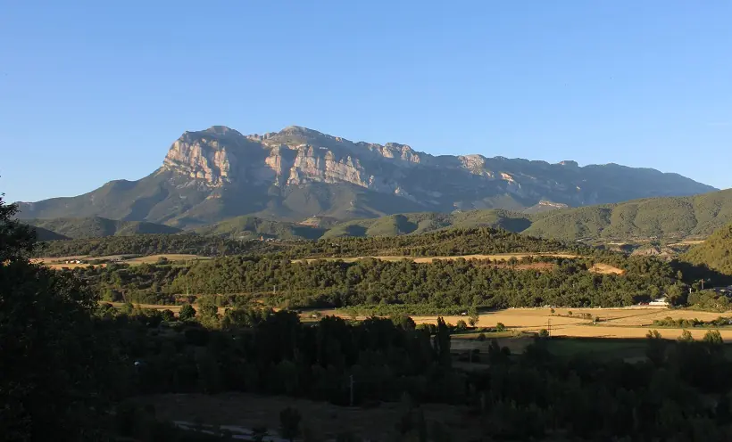 Peña Montañesa desde el mirador situado detrás de la iglesia de Santa María de Aínsa.