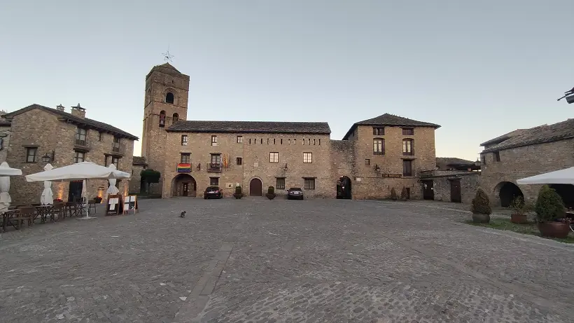 Plaza mayor, Ayuntamiento e Iglesia de Santa María de Aínsa.