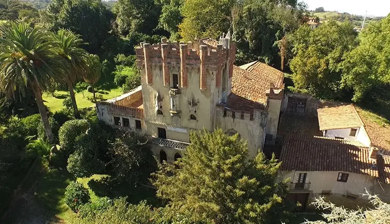 Vista aérea de la casa Torre de los Villegas de Cóbreces