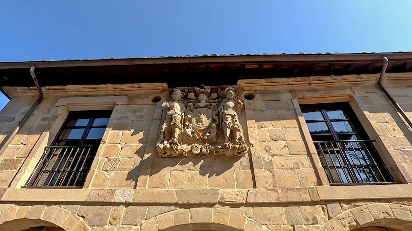 Blasón de la casa de los Hombrones