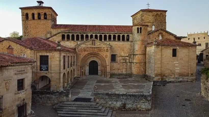 Portada de la colegiata de Santa Juliana a vista de dron