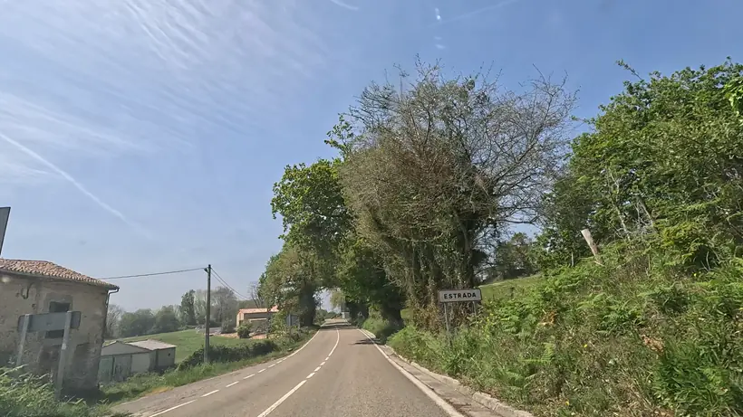 Carretera de acceso hacia la Torre de Estrada