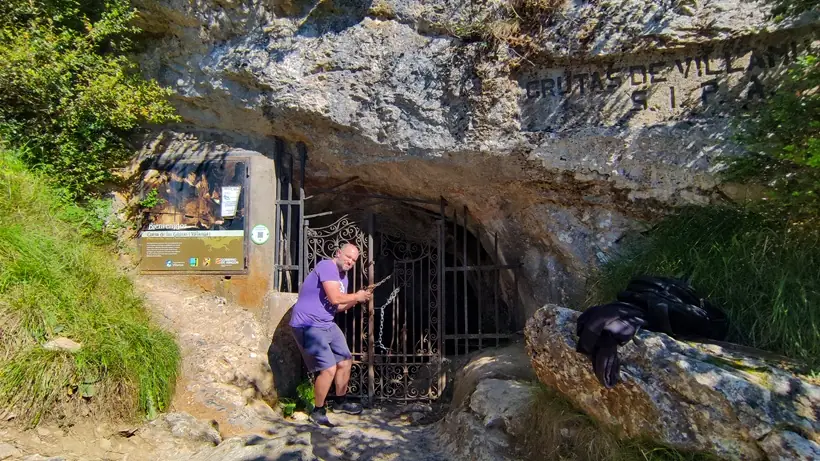 El creador del blog intentando entrar en la cueva de las Güixas, pero está cerrada.