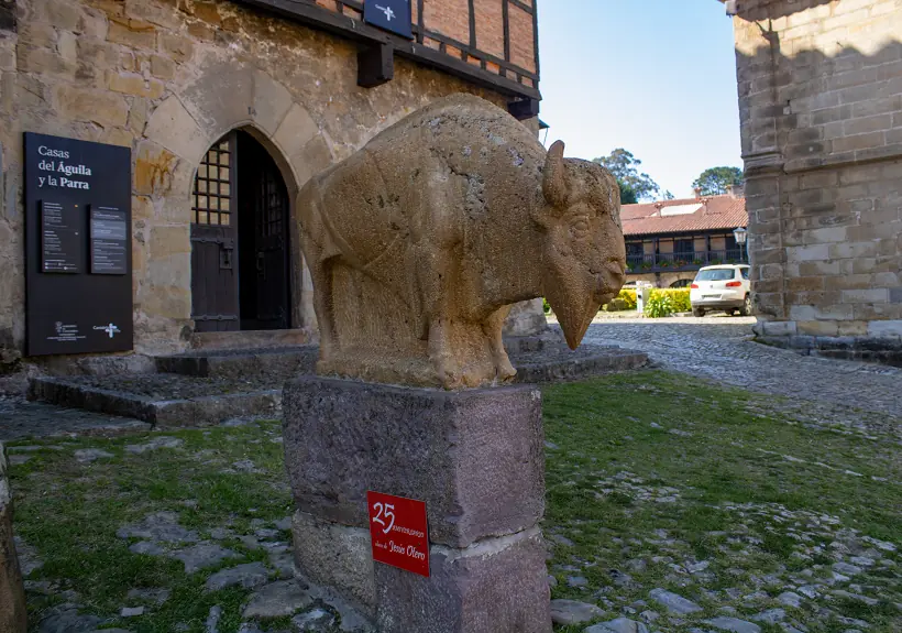Escultura "El Bisonte" frente a la casa de la Parra
