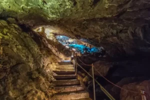 Escaleras ascendentes en el Interior de la cueva de las Güixas