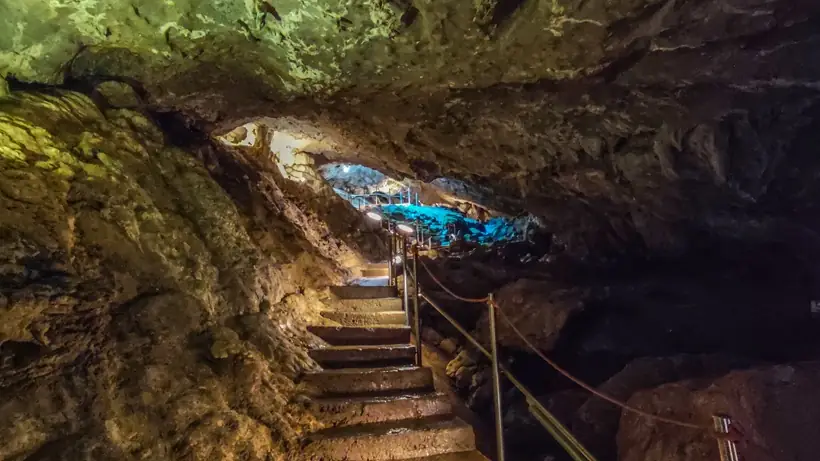 Escaleras ascendentes en el Interior de la cueva de las Güixas