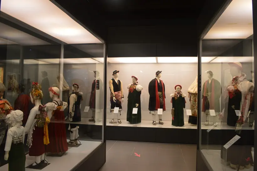 Varios trajes ansotanos en el museo del traje ansotano de Ansó.