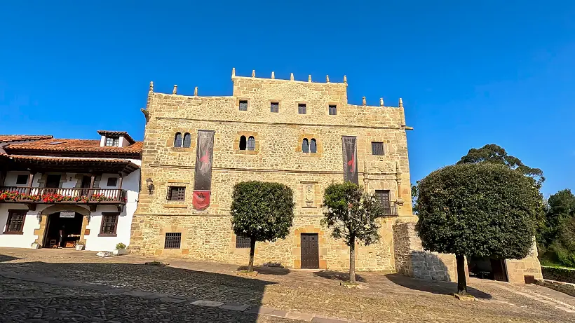 Facahada del palacio de los Velarde