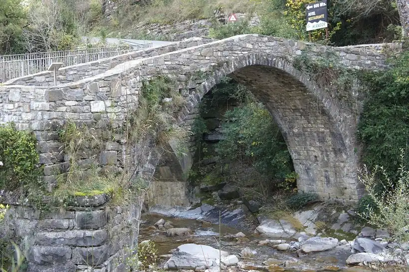 Puente románico de Broto