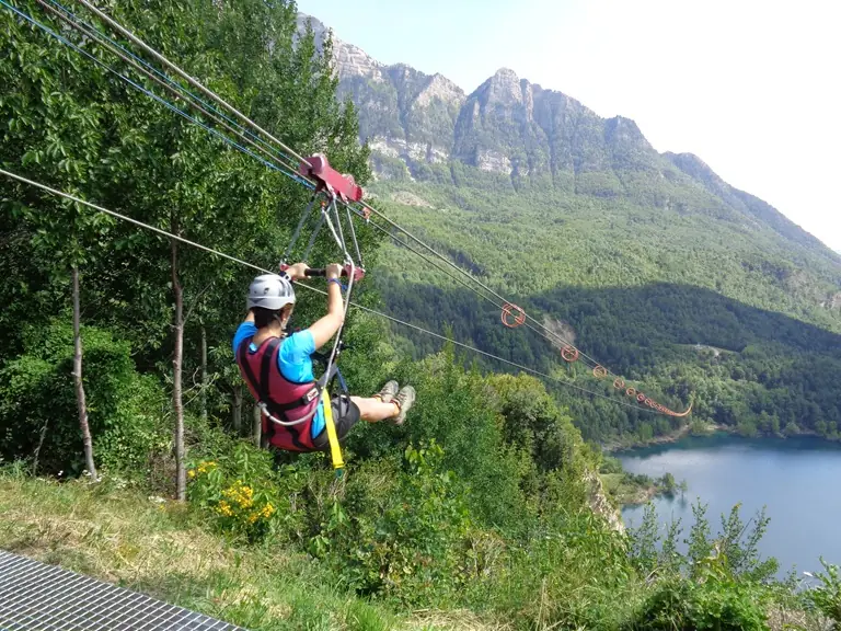 Hombre bajando por la tirolina hoz de Jaca, valle de Tena