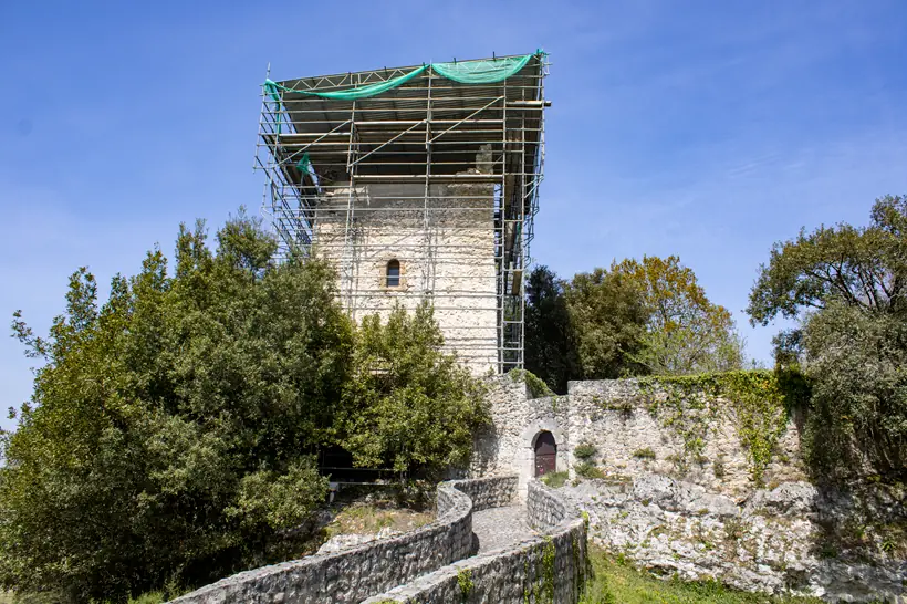 Frontal y entrada de la Torre de Estrada
