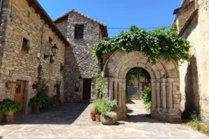 Arco pórtico de Jánovas rodeado de viviendas de piedra