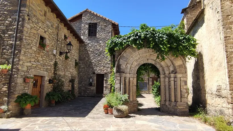 Arco pórtico de Jánovas rodeado de viviendas de piedra