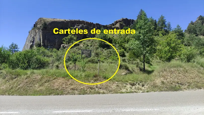 Cartel hecho a mano en el desvío a Jánovas