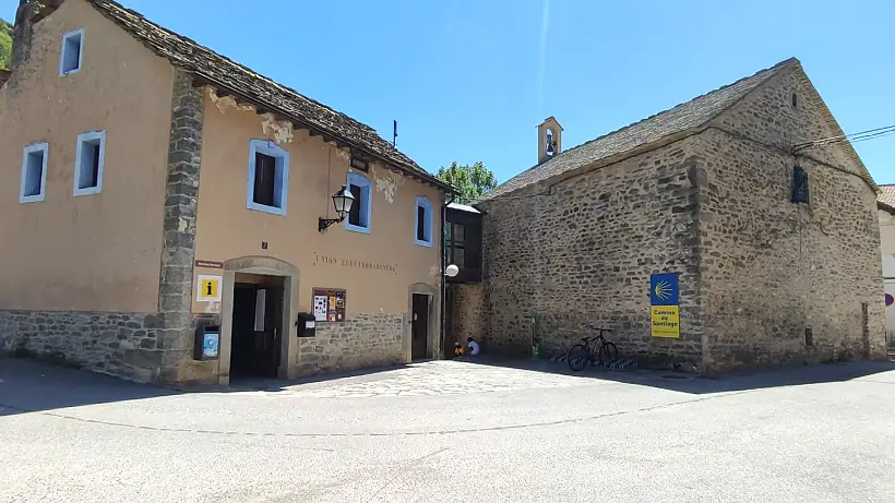 Oficina de turismo de Fiscal junto a la ermita de Jesús