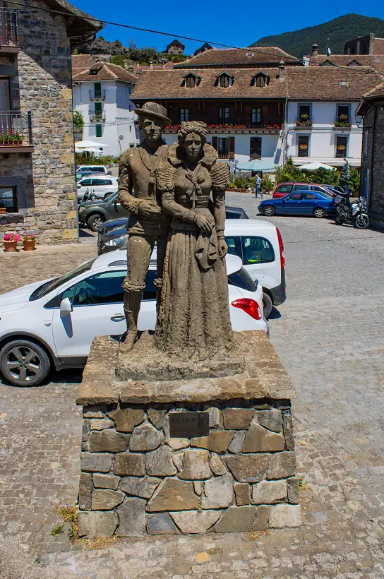 Escultura traje cheso Hecho, Huesca