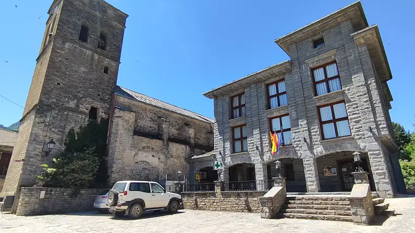 Iglesia Parroquial de la asunción y ayuntamiento de Fiscal
