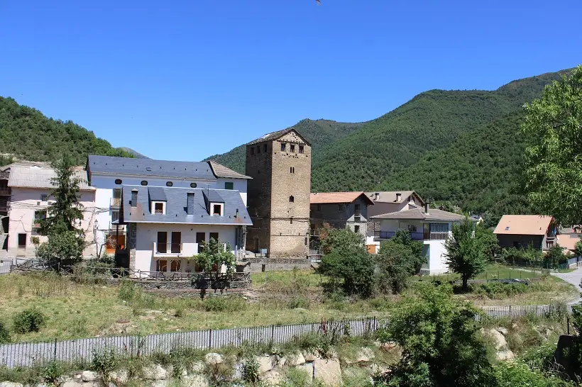 Torre Costa y algunas casas del pueblo con la montaña de fondo