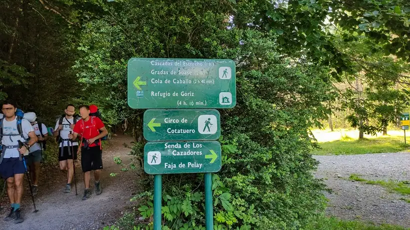 Carteles al inicio de la ruta