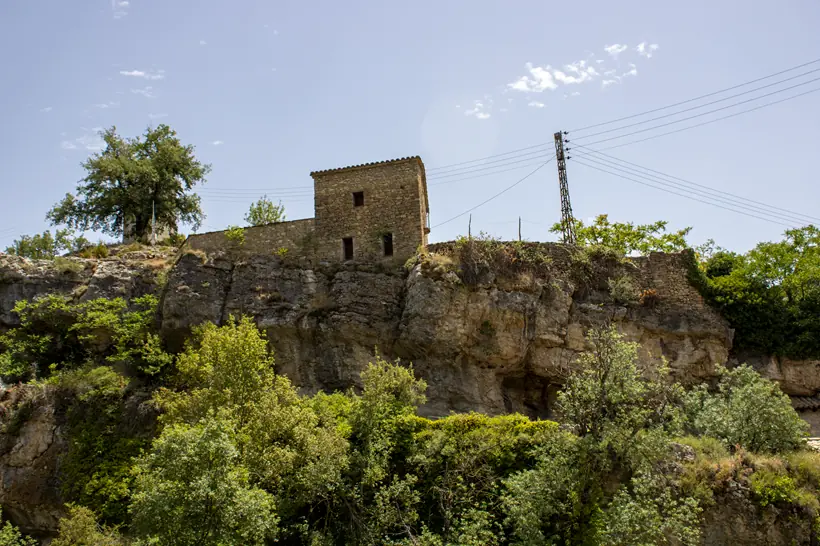 Casa sobre la peña en Serraduy