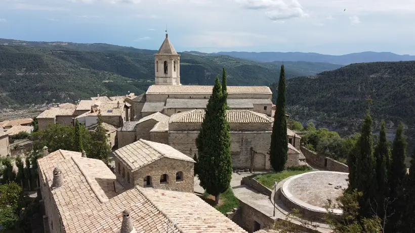 Catedral de San Vicente de Roda de Isabena a vista de dron