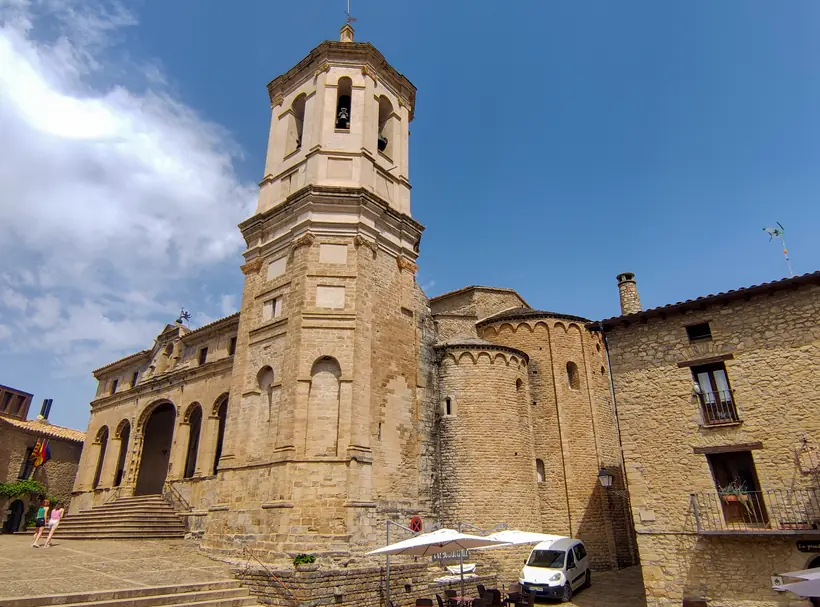 Catedral de San Vicente Mártir desde la Plaza Mayor de Roda de Isábena.