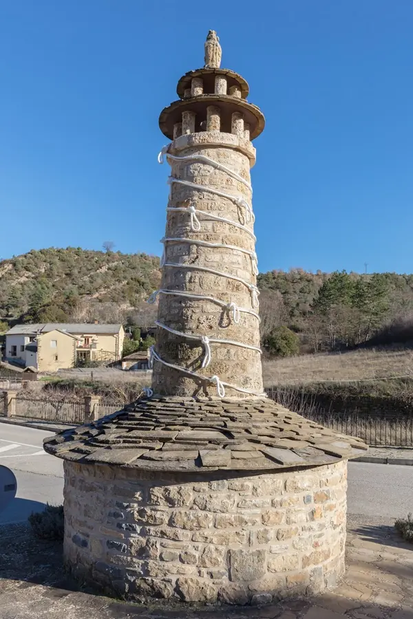 Chimenea troncocónica y espantabrujas de Santa Cruz de la Serós