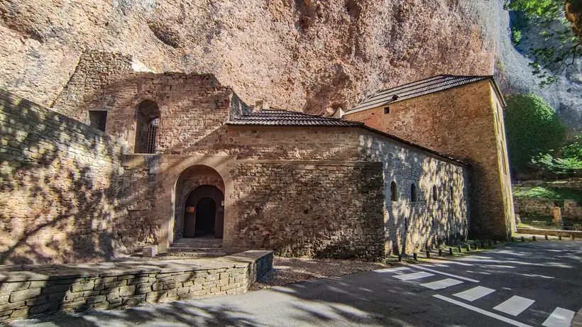 Entrada al Real Monasterio viejo de San Juan de la Peña