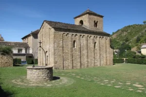 Iglesia de San Caprasio y jardín con pozo