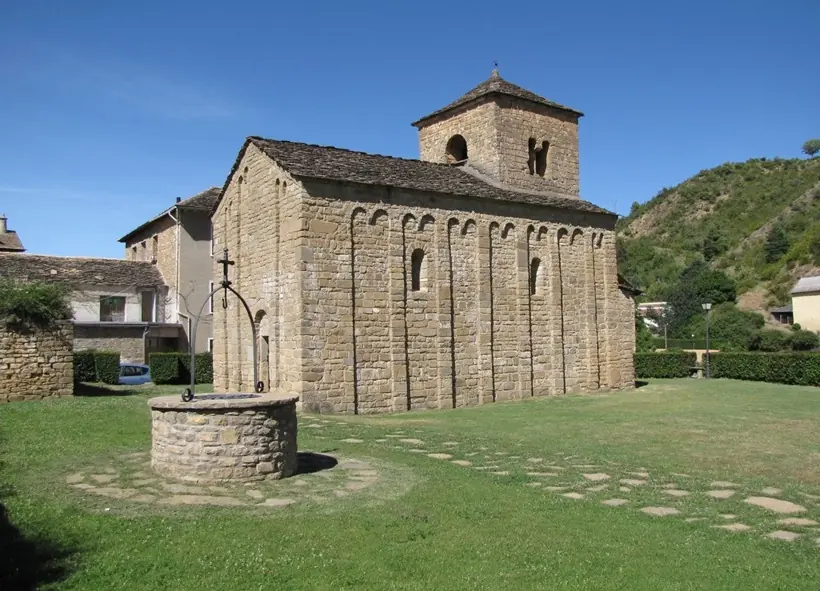 Iglesia de San Caprasio y jardín con pozo