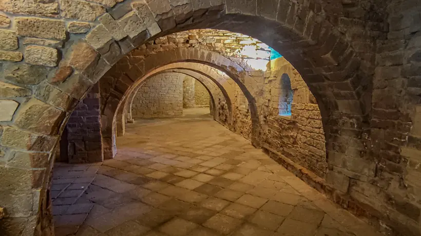 Arcos en el interior del Real Monasterio de San Juan de la Peña