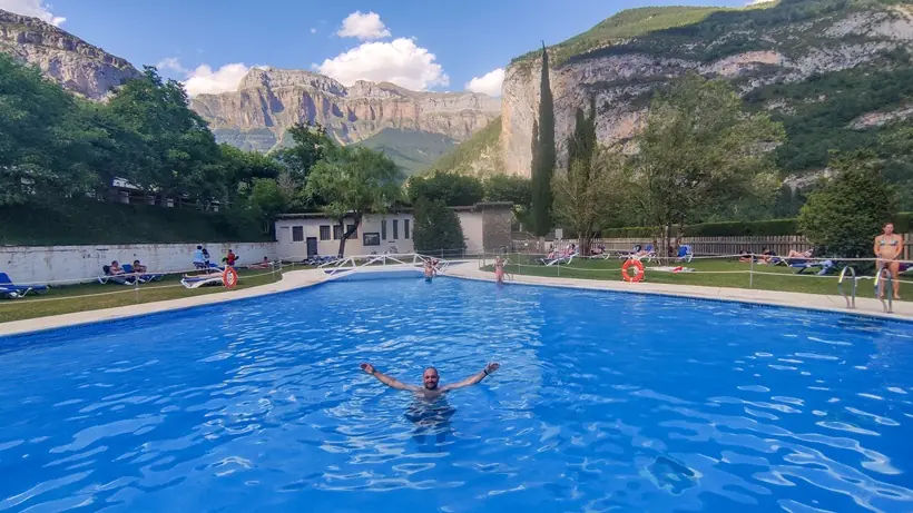 Piscina del camping Ordesa con el macizo de Mondarruego de fondo