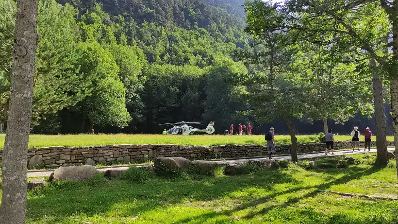 Helicóptero del GREIM de la Guardia Civil en la Pradera de Ordesa