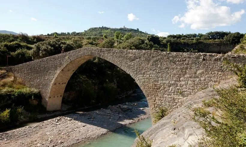 Puente medieval de estilo románico sobre el río isábena